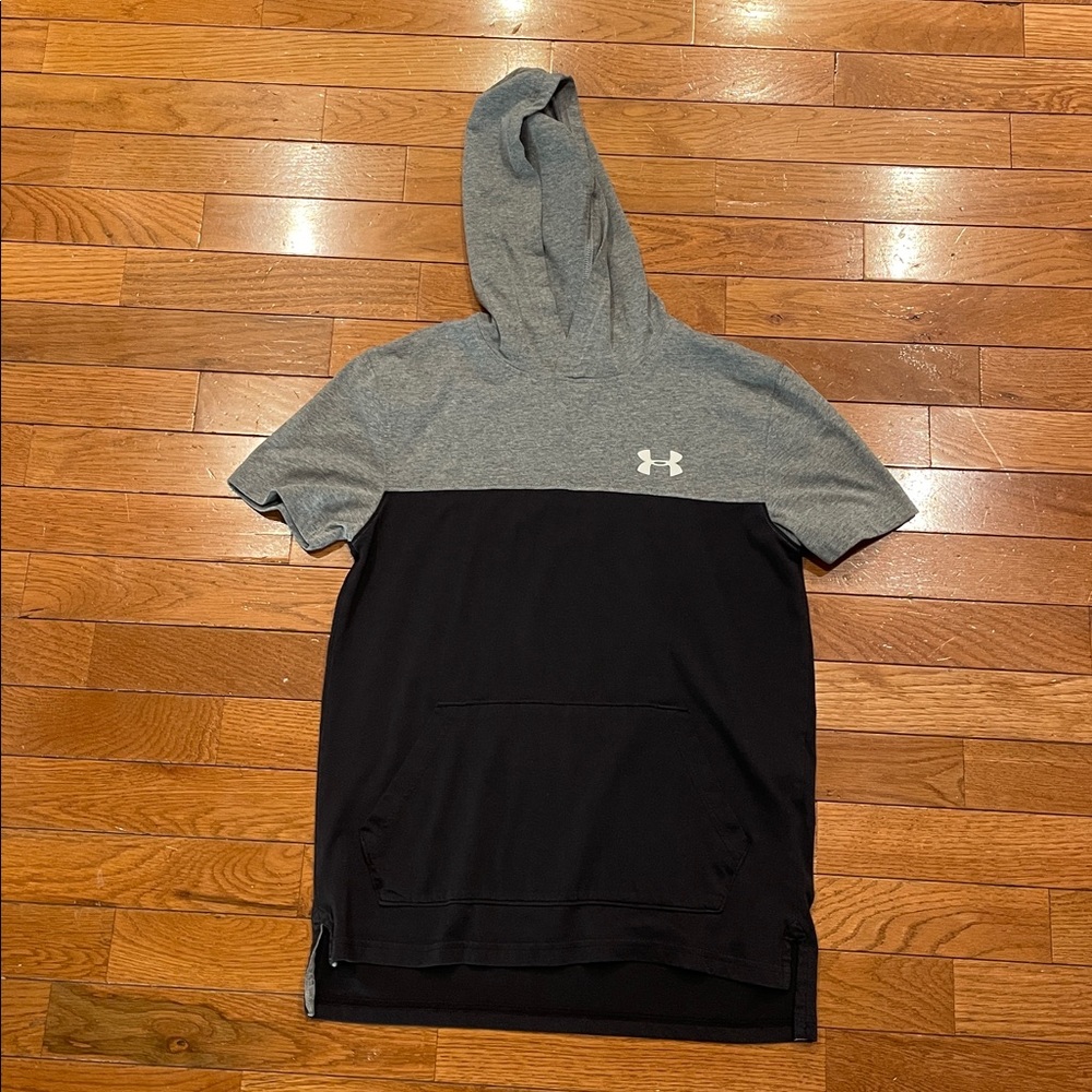 Under Armour Two-Tone Gray and Black Ahoet Sleeve Hoodie Size Youth Medium